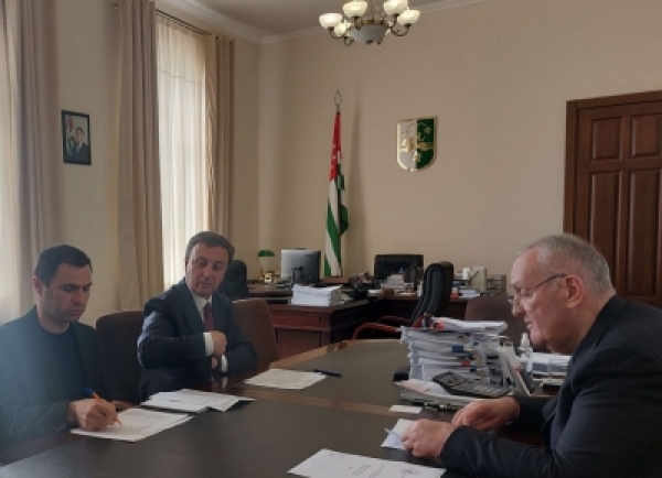 Алеқсандр Анқәаб аргылара азҵаарақәа рзы аилацәажәара мҩаԥигеит.
