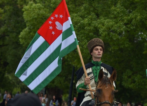 Аԥсны Аҳәынҭқарратә бираҟ Амш азгәарҭоит .
