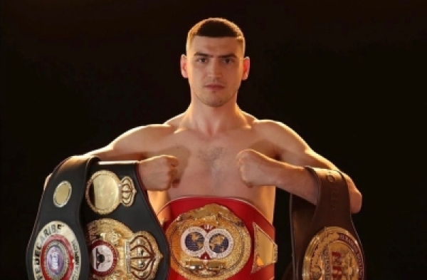 АБҴАРАМЗА 19 РЗЫ  ХАРИТОН АГРБА АВЕРСИАҚӘА IBF, WBA РЫЛА АДУНЕИ ԤЫХЬАТӘИ АЧЕМПИОН ЏЬУЛИУС ИНДОНГО ДИНДАҬЛОИТ.