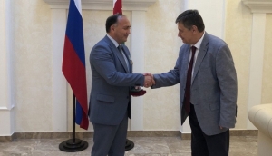 МИХАИЛ ШУРГАЛИН НАГРАДИЛ ДАУРА КОВЕ НАГРУДНЫМ ЗНАКОМ "ЗА ВЗАИМОДЕЙСТВИЕ"