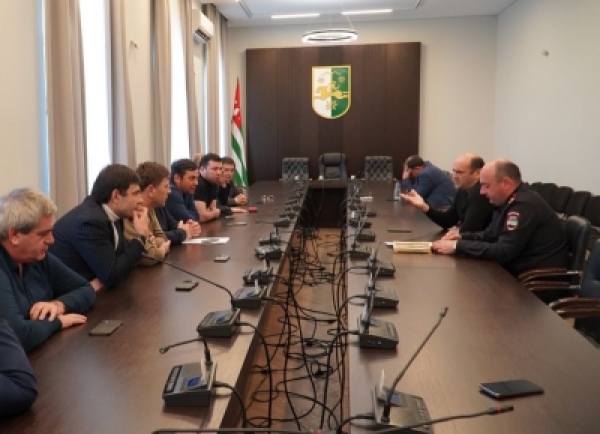 Апарламенттә Еилакы аҿы ԥшьҩык аоппозициа ахаҭарнакцәа раанкылара иадҳәалоу аҭагылазаашьа иалацәажәеит.
